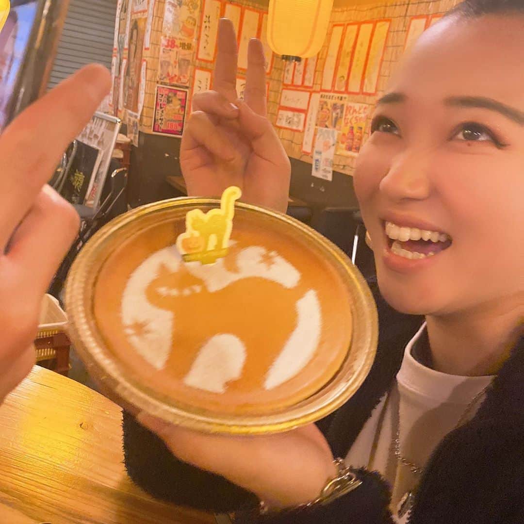 どんがめ姫路店のインスタグラム：「今日は営業終わりバイト達とケーキタイム🍰❤ めちゃくちゃ嬉しそうなかなやんの写真で楽しさをお伝えします🙋🏻‍♀️笑。 明日も16時から24時まで元気いっぱい営業します！！ 是非ご来店下さい👯‍♀️♡ #どんがめ #姫路 #居酒屋 #安い #飲み放題 #生ビール #仲良しスタッフ」