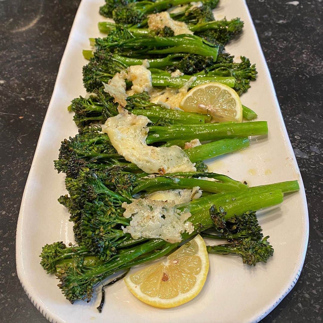 アイナ・ガーテンさんのインスタグラム写真 - (アイナ・ガーテンInstagram)「Roasted Broccolini with melted cheddar has to be the easiest and most delicious side dish I’ve ever made!  Recipe link in profile.  #moderncomfortfood」10月6日 0時58分 - inagarten