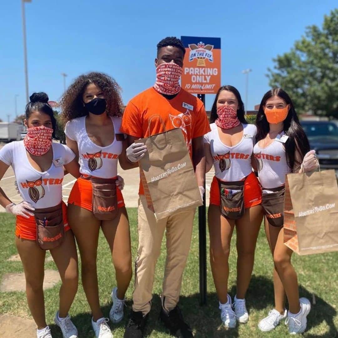 Hootersさんのインスタグラム写真 - (HootersInstagram)「Hooters On The Fly makes it that much easier to get the food you love.  Place an order on our app or HootersOnTheFly.com, enter your vehicle type, color and enable location sharing, park in a designated spot and we’ll bring you your grub!   Use code ONTHEFLY20 for 20% off $30+ orders or code ONTHEFLY25 for 25% off $50+ orders on HootersOnTheFly.com or our app.   *Valid at participating locations only. Cannot be combined with other offers.」10月6日 1時00分 - hooters