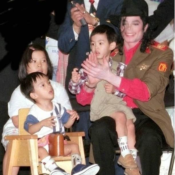 マイケル・ジャクソンさんのインスタグラム写真 - (マイケル・ジャクソンInstagram)「This month in 1996 while on the road for the HIStory Tour, Michael visited Home Without Barriers, a hospital for disadvantaged children in Kaohsiung, Taiwan. He spent time with the children, offering small gifts and concert tickets. #MJHumanitarian」10月6日 1時00分 - michaeljackson