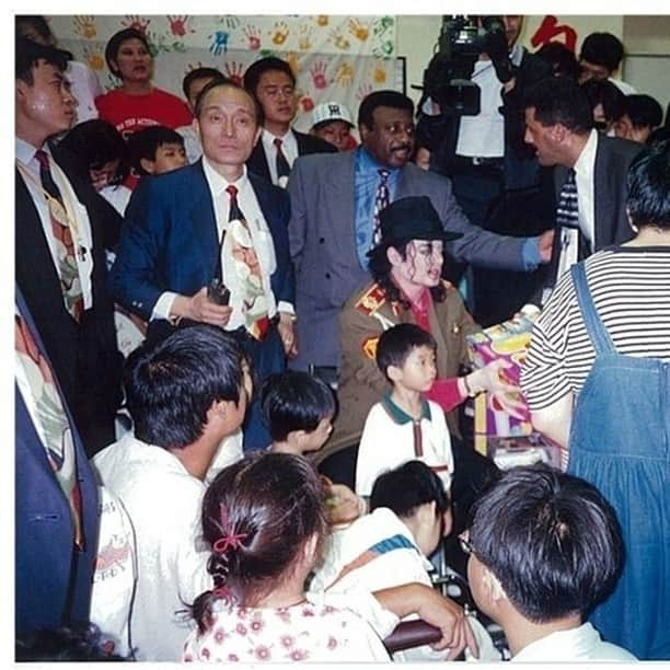 マイケル・ジャクソンさんのインスタグラム写真 - (マイケル・ジャクソンInstagram)「This month in 1996 while on the road for the HIStory Tour, Michael visited Home Without Barriers, a hospital for disadvantaged children in Kaohsiung, Taiwan. He spent time with the children, offering small gifts and concert tickets. #MJHumanitarian」10月6日 1時00分 - michaeljackson