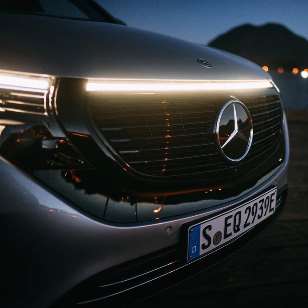 メルセデス・ベンツさんのインスタグラム写真 - (メルセデス・ベンツInstagram)「[Stromverbrauch kombiniert: 21,3–20,2 kWh/100 km  CO₂-Emissionen kombiniert: 0 g/km  mb4.me/DAT-Leitfaden-electric  Mercedes-Benz EQC 400 4MATIC]   With its seamless, clear design and colour highlights typical of the brand, the Mercedes-Benz EQC is a pioneer for an avant-garde electric look while representing the design idiom of Progressive Luxury.  #MercedesBenz #EQC #EnjoyElectric #switchtoEQ #EQ」10月6日 1時00分 - mercedesbenz