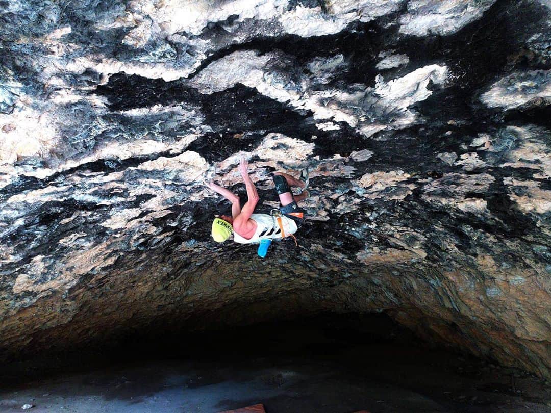 デイブ・グラハムのインスタグラム：「Ali Hulk Sit Start Extension Total [9B] ☑️ 🥳 Last Tuesday I finally managed to climb the full line of the Ali Hulk Cave, a futuristic vision from one of my biggest inspirations in climbing, @dani_andrada_climb 🔥 During the extreme heat of the deep summer I spent most of my sessions crafting methods; most of which I changed multiple times afterwards, seemingly climbing in circles for months until I actually came up with a 130 move sequence which I felt confident with. The first half of the roof is very bouldery, where as the second half is more endurance oriented. The day it went down I had zero expectations to climb it 🤣 It was one of the last hot days we had, particularly humid, and not a lot of wind, I was tired from trying No Pain the day before, and had some nagging splits that needed tape, so I sat myself down at the start whimsically for a good old training burn, planning to fall at the first crux. Somehow, I managed to cross the roof, but was savagely pumped and nearly fell off getting into the rest position 🤨 From there I declared I would fall immediately 😂 I couldn’t shake the pump so I decided to just keep it movin, engaging myself in a brutal battle  to get through the more physical Hulk section, and landing myself at the next rest with a near terminal pump in my entire body. I bailed again on the rest as my legs began to fail me in the kneebars, wanted to fall (honestly) as the pain in my feet was goin over the “threshold”, prayed I would maybe slip off in order to relieve the burn, yet somehow kept doing “one more move” (the mantra) until I made it through the Extension portion. This is where I got nervous. It was time not to punt 😅 I hung in the last shitty rest rapidly shaking either arm preparing for the past section of real resistance, and launched 🤪 Move by move I executed my beta, completely focused, only until the last move of the route. I rocked over my foot, locked of, assuming I would pitch, reached for the last jug, and BOOM. Summit 🤩 I couldn’t believe what happened, still can’t 🤩 One of my most memorable and rewarding ascents in my life 🙌🏻 Uncut coming 🔜 @mellowclimbing 🔥@adidasterrex @fiveten_official @petzl_official」