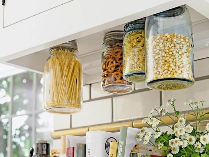 HGTVさんのインスタグラム写真 - (HGTVInstagram)「Ready to declutter your house? 🙋‍♀️ 🙋‍♂️ Start with cardboard food boxes: they're ugly, take up space, and don't keep your food fresh. 😱 Instead, opt for glass jars or airtight food storage containers. 👏 Find 49 more items you can get right of right now at the link in our profile. 🔝⁠ ⁠ #declutter #organizing #storage #pantry #kitchen #decluttering」10月6日 1時03分 - hgtv