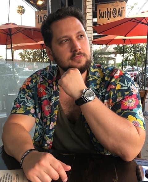 マット・マクゴリーのインスタグラム：「When you don’t know if  the color of the flowers on your shirt are fuchsia or magenta… 🤔🌺」