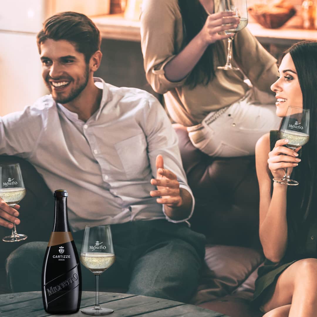 Mionetto Proseccoのインスタグラム：「Accogli gli amici a casa con un elegante aperitivo.⁣ ⁣ Acquista Cartizze DOCG Dry - Luxury Collection - sul nuovo e-shop Mionetto e ricevilo direttamente a casa 👉Link in Bio🍾⁣  #mionettoeshop⁣ Bevi Mionetto responsabilmente」