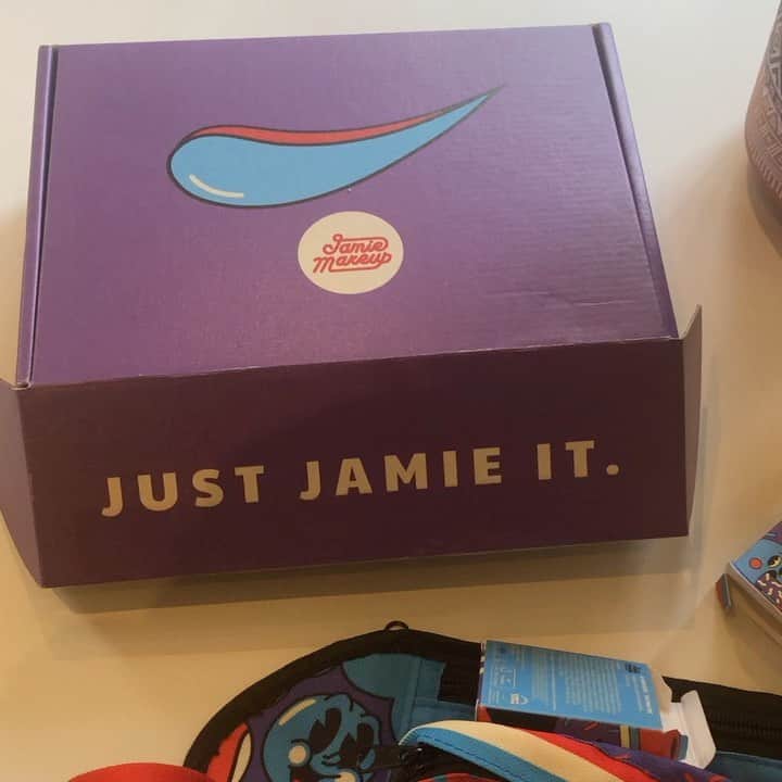 のインスタグラム：「HUGE congrats to my girl @jamiemakeup!!! Her very own product and i am obsessed!!! jamie was the first professional makeup artist i worked with and she even taught me how to do my own makeup for my camp wedding. She’s a trailblazer, entrepreneur, mom of three, comedic genius, and all around badass. And of course the product is genius like her. 3 shades of a highlighter/blush in ONE! #blighlighter #jamiemakeup #jamiescrew」