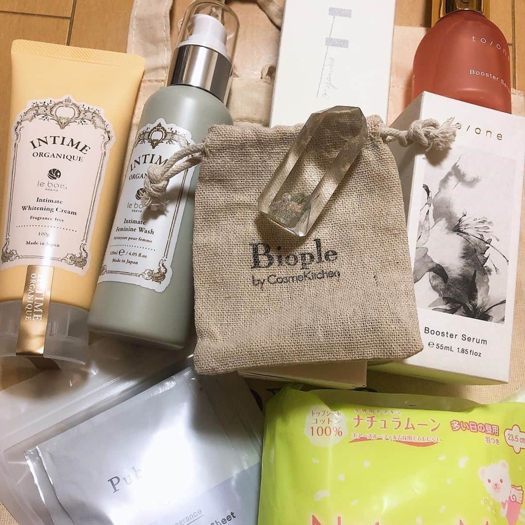 田中里依奈さんのインスタグラム写真 - (田中里依奈Instagram)「#bioplebycosmekitchen さんの路面店が三軒茶屋にオープン🥰🙌 ご招待頂きありがとうございました❣️ ルミネ新宿店、錦糸町店の店長さんの頃からお世話になっている、@hamako70  浜津さん、青パパイヤ酵素の#@bionormalizerjp 猪野さん😊🙌 オーガニックコスメや、インナーケア商品は勿論、三軒茶屋店限定のクッキーやパワーストーン？とか珍しいものもあって楽しかった💕 石とかよく分からないけど、私に合うモノも選んでいただいたので、お守り代わりに持ち歩いてみようかな✨ . #ビープルバイコスメキッチン #コスメキッチン #オーガニックコスメ#organic#青パパイヤ酵素#自然派コスメ#サスティナブリティ #サスティナブル#エッフェオーガニック#トーン#toone #ブースターセラム#bioplebycosmekitchen三軒茶屋#ありがとうございました」10月6日 1時11分 - riina_tanaka