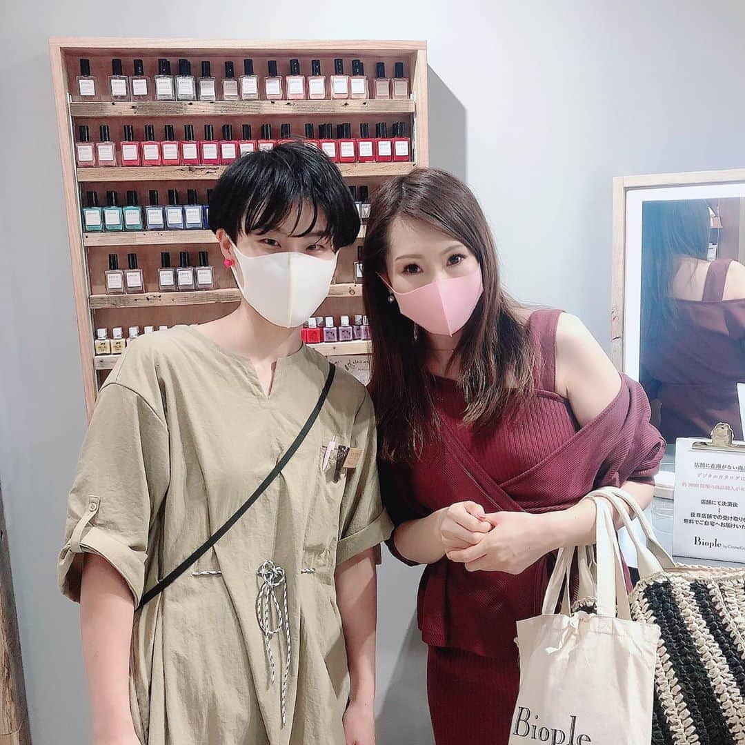 田中里依奈さんのインスタグラム写真 - (田中里依奈Instagram)「#bioplebycosmekitchen さんの路面店が三軒茶屋にオープン🥰🙌 ご招待頂きありがとうございました❣️ ルミネ新宿店、錦糸町店の店長さんの頃からお世話になっている、@hamako70  浜津さん、青パパイヤ酵素の#@bionormalizerjp 猪野さん😊🙌 オーガニックコスメや、インナーケア商品は勿論、三軒茶屋店限定のクッキーやパワーストーン？とか珍しいものもあって楽しかった💕 石とかよく分からないけど、私に合うモノも選んでいただいたので、お守り代わりに持ち歩いてみようかな✨ . #ビープルバイコスメキッチン #コスメキッチン #オーガニックコスメ#organic#青パパイヤ酵素#自然派コスメ#サスティナブリティ #サスティナブル#エッフェオーガニック#トーン#toone #ブースターセラム#bioplebycosmekitchen三軒茶屋#ありがとうございました」10月6日 1時11分 - riina_tanaka