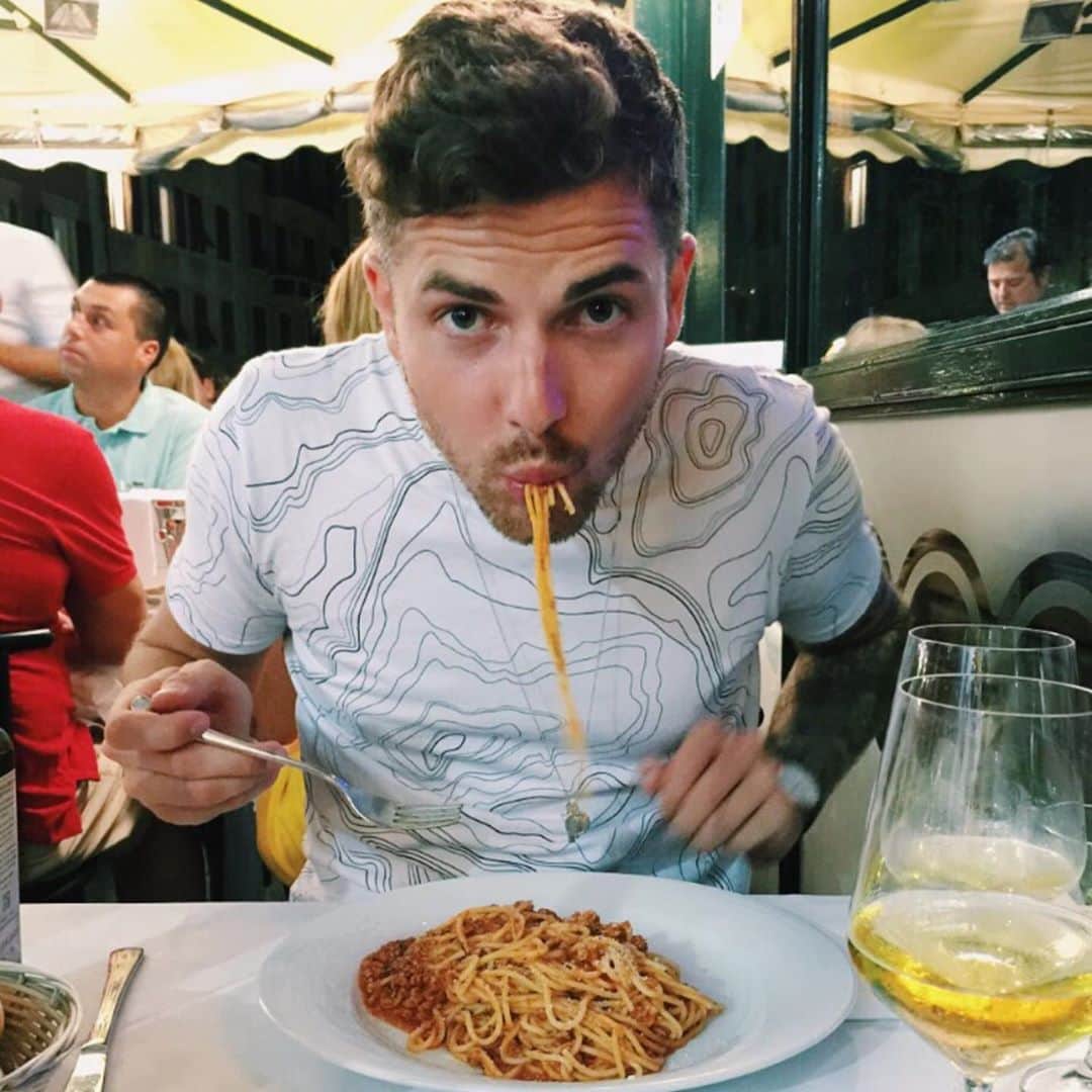 ハンナ・シモンのインスタグラム：「It’s this noodle’s birthday. 🍝 I tried to make this a snarky post about how unkind and hideous @jessegiddings is but it’s beyond impossible to say something mean about the nicest person I have ever met. So thank you for being born and for taking literally every single photo of me for this dump app because otherwise I would have an empty account. Here are the photos I have taken of you/ us which are garbage in comparison to yours. Go flood his page with all the happy birzzzdayz 🎂」