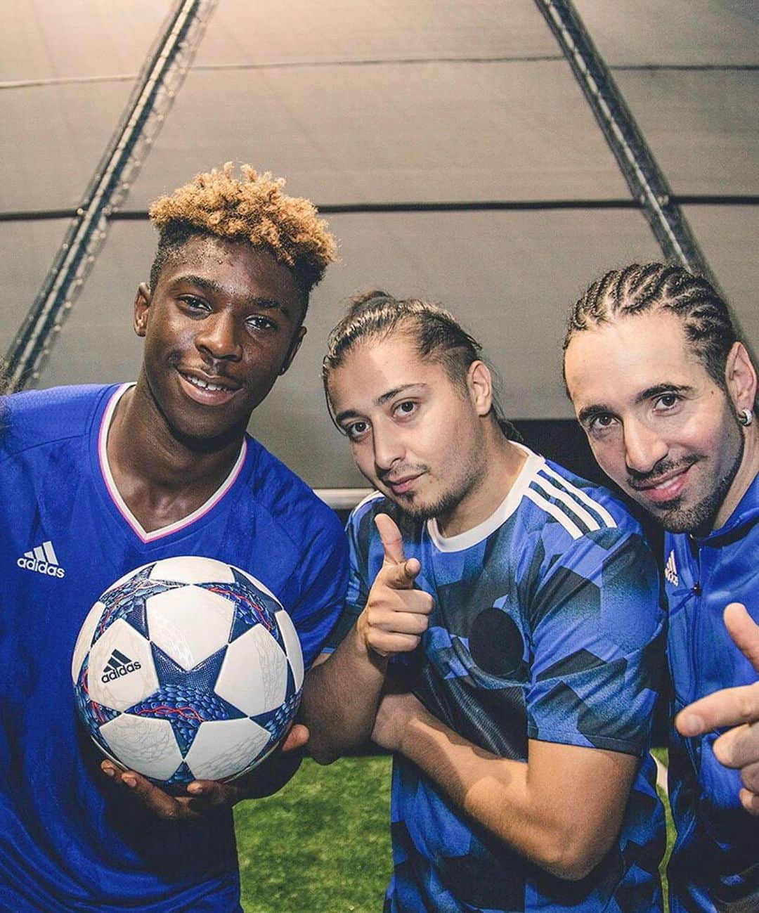 ショーン・ガルニエのインスタグラム：「BONNE CHANCE CRACK  Que pensez vous de Moise Kean au PSG 🔴🔵 @moise_kean @psg commentes +15 fois pour que je te follow back 👍🏻」