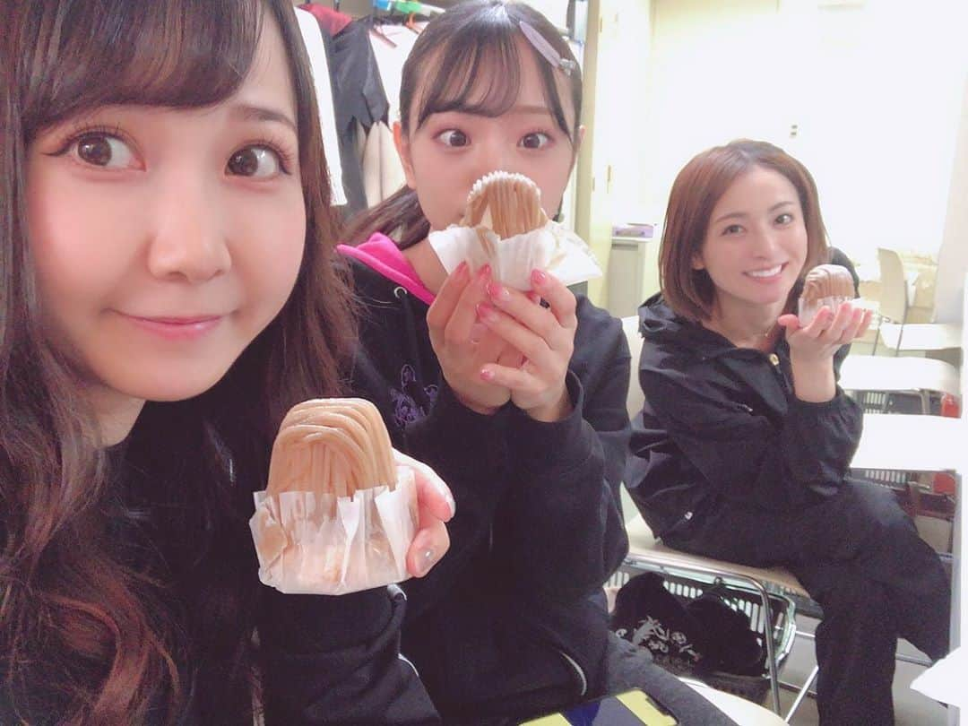 秋田知里さんのインスタグラム写真 - (秋田知里Instagram)「美晴と星波ちゃんとマチソワ間に日替わりで甘いもの食べる時間もすっごく楽しかった！！！普段私甘いものあんまり食べないんだけど、可愛い推しとカッコいい推し2人と一緒だったからかめっちゃ美味しかったです🥺❤️笑」10月5日 16時21分 - akitachisato_official