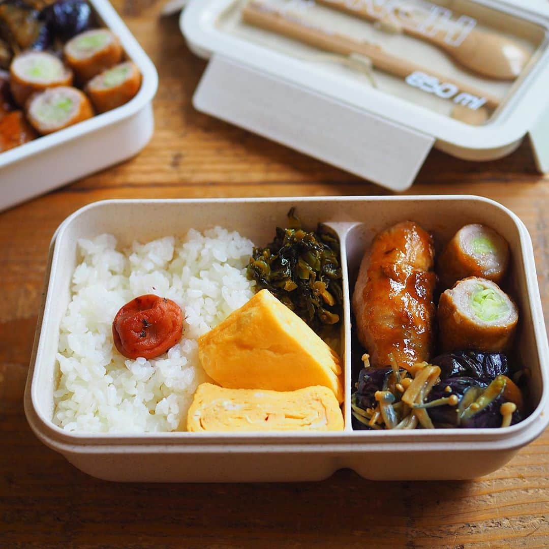 シンプルご飯が好き。のインスタグラム：「今日のお弁当 塩キャベツの肉巻き 甘辛蜂蜜タレをからめて。 茄子とエノキの辛味噌炒め だし巻き卵と高菜油炒め。 多めに作ってまるごと冷凍弁当も。 サッカー小僧の補食には わかめ鮭おにぎりと卵焼き チーズとソーセージつき。 気付いたら月曜日！ 早いなーお休み終わるの😂 #一生おいしいお弁当  #まるごと冷凍弁当 #onigiriaction #補食ミニミニ弁当」