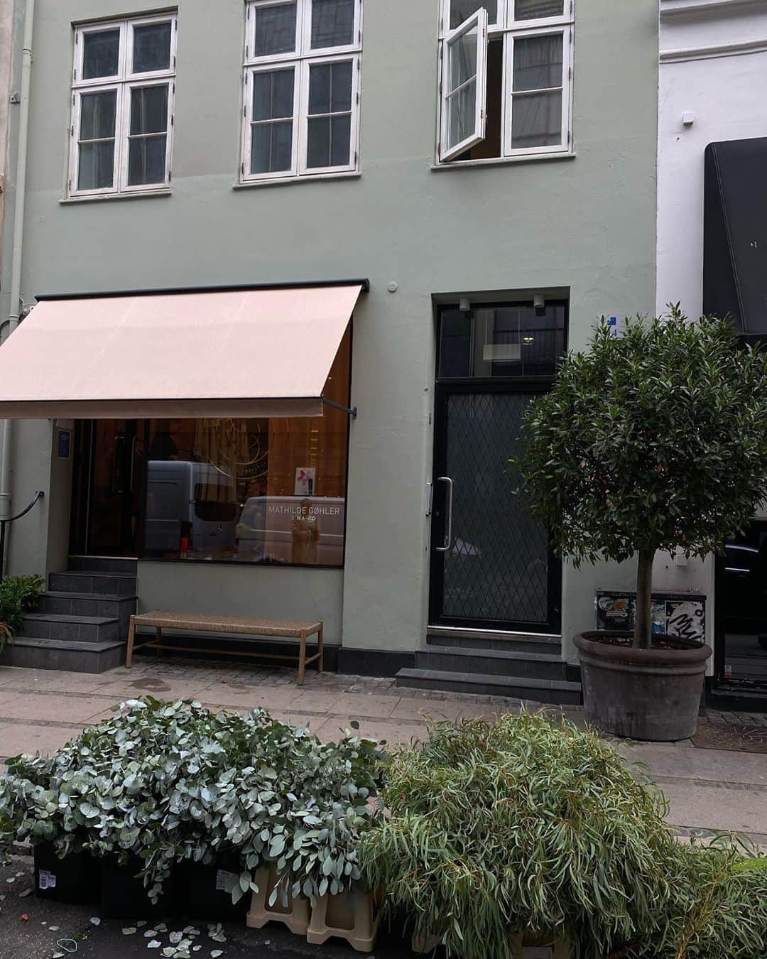 Mathilde Goehlerのインスタグラム：「Our little store and office space 🤍 reklame/tag」