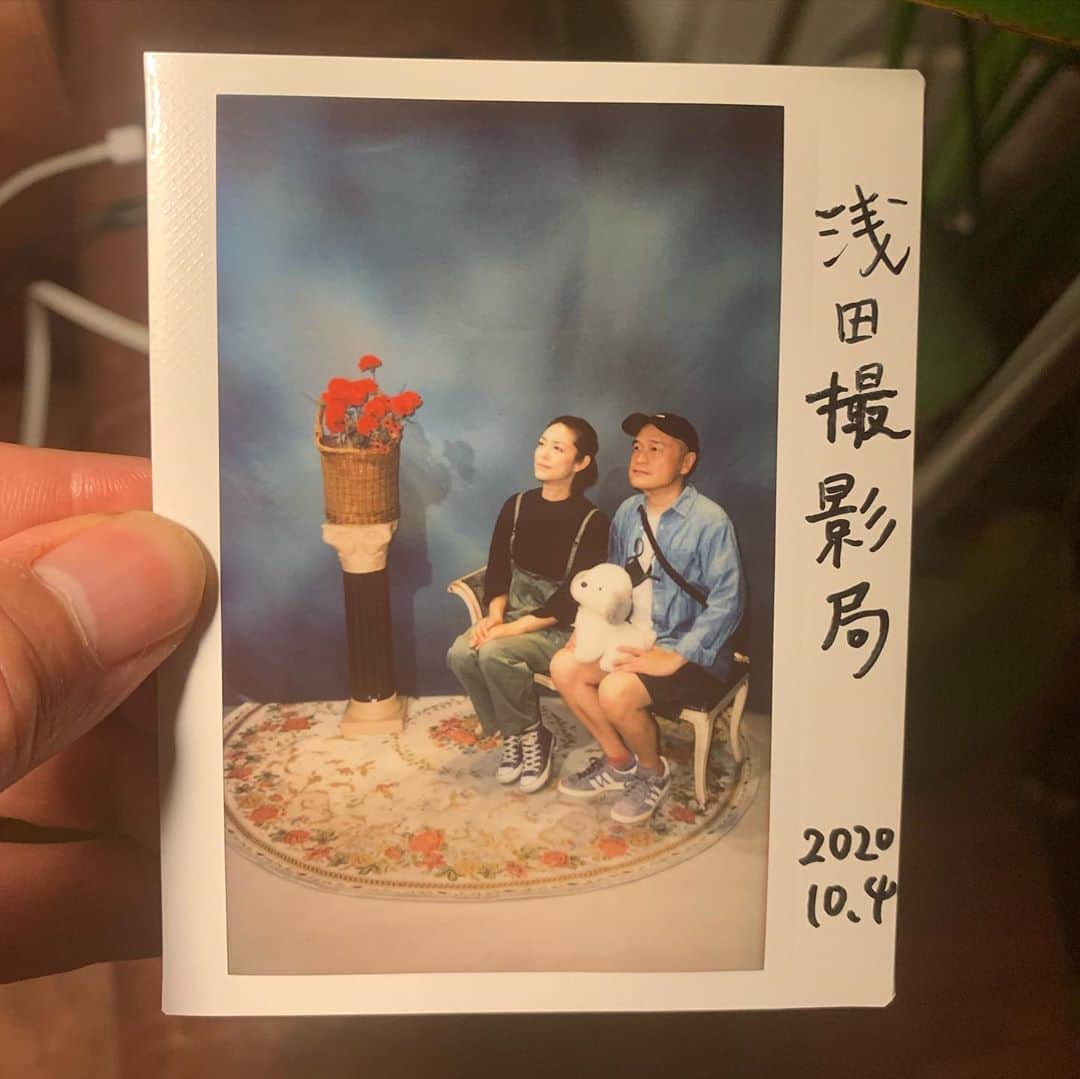 のインスタグラム：「PARCOの浅田撮影局へ @asadamasashi の息子朝日と 自分の写真も展示されてて、しかも写真集にも入ってて嬉しいー  しかしまさか誰が　@asadawakame を黒木華が演じる映画が出来ると当時予言出来ただろうか笑 浅田家映画化と写真集出版おめでとう〜㊗️」