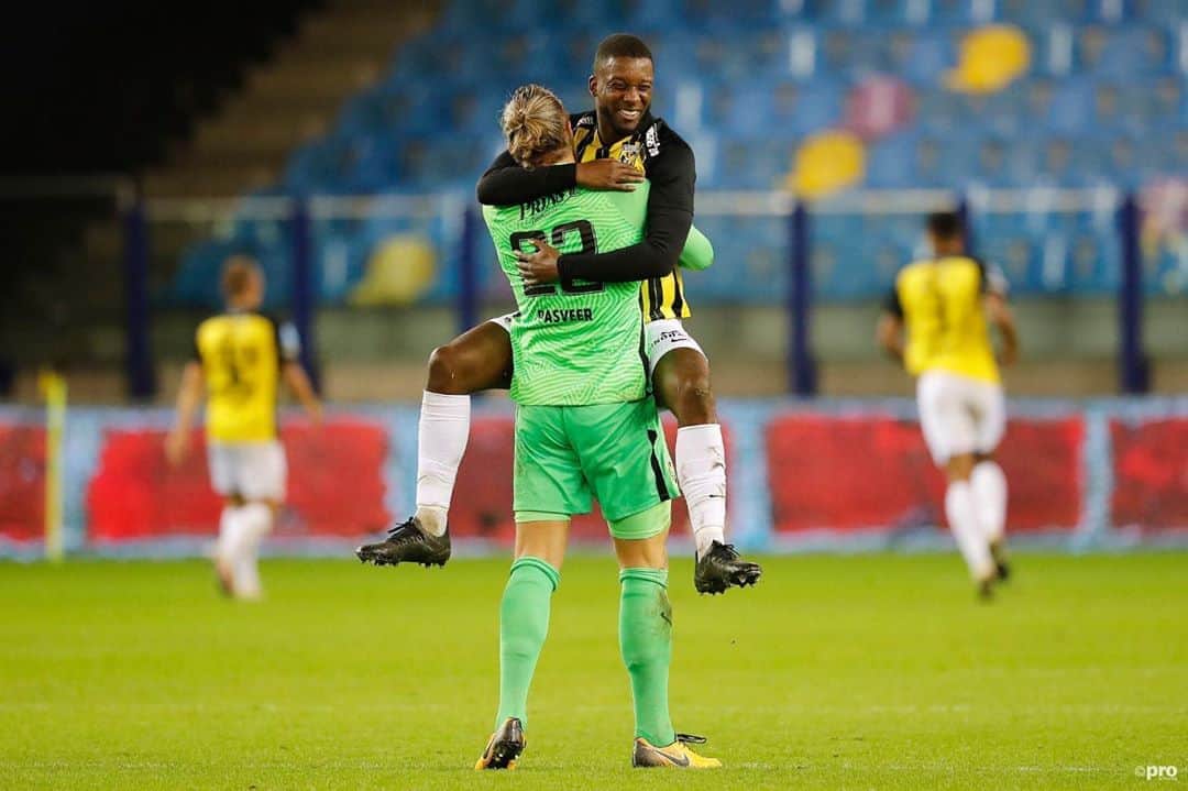 のインスタグラム：「Happy Monday! 😁  #Vitesse」