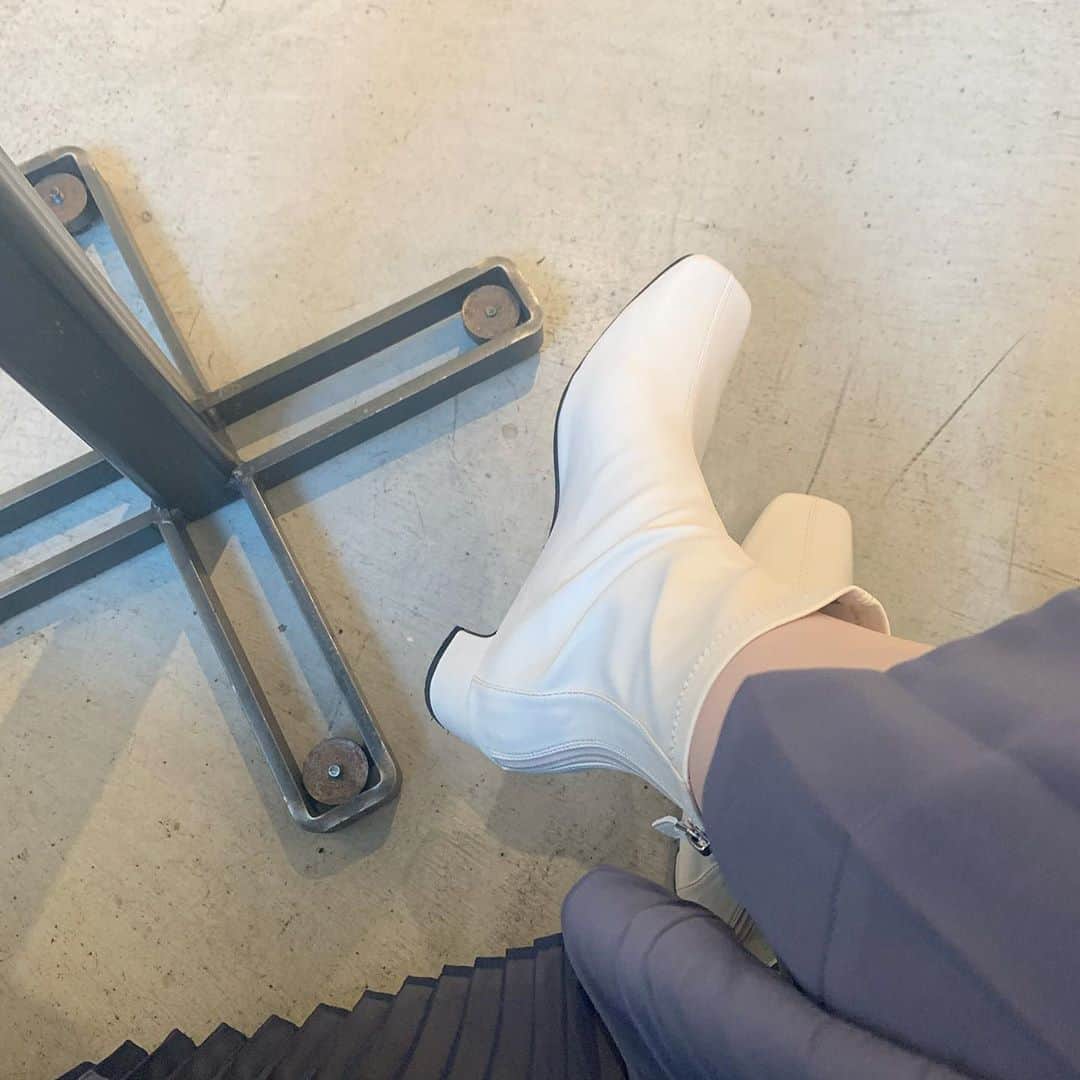 のインスタグラム：「. 白ブーツかわいい〜〜☁️🕊🤍」