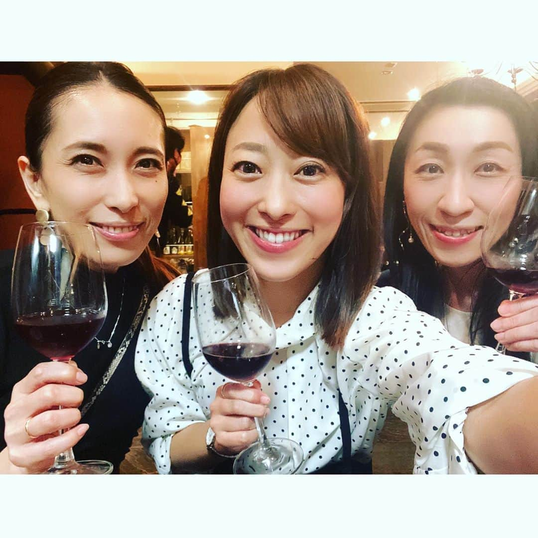 落合由佳さんのインスタグラム写真 - (落合由佳Instagram)「. 今回の青森の旅では行きたいお店、会いたい人が山ほどでしたが‼️このご時世…控えた所もありました🥺 それでもどうしても会いたいといってくれる人と、ぜひ来てよ！と言ってくれるお店に少しだけ滞在させて頂きました☺︎✨関東からの私を迎え入れて下さりありがとうございました😭💓  長年通う @alcen586 青森のイタリアン。 普段は高級店ですがこの日は「満月バー」🌝 ドリンク、お料理が全てワンコイン🍷話に夢中で、写真を撮り忘れましたが、全て感激クオリティ😭✨✨  1日違いで、バイオリニストの #高嶋ちさ子 さんも訪れていたとか😳お会いしたかった〜❣️   中秋の名月の時期の満月バー。そういえばその昔も何か3人で来たことありました😊懐かしい。(10枚目の写真は2012年10月🙊)若い頃からこんな素敵なお店で酔いつぶれるくらい飲んでいたのですね🤣今思うと、生意気だ〜w  それ以降、お月見時期は一度も来ていない…何でだっけ？と振り返ったら🤔毎年この時期は、番組祭前で追い込まれていたからでした😂今年は祭も中止みたいですね😢  #青森 #イタリアン  #alchentro #アルチェントロ  #送別会ならぬ感謝会を赤字覚悟で開くと言ってくださった方 #葛西シェフ #結局私の都合で開けなかった #いつか何か開きたい #今回も #最終便で帰るから開店時間を前倒ししてくれました #いつもわがまますみません #大好きなお店 #相変わらず #美味しすぎた #ご馳走さまです💕」10月5日 16時50分 - yuka.ocha