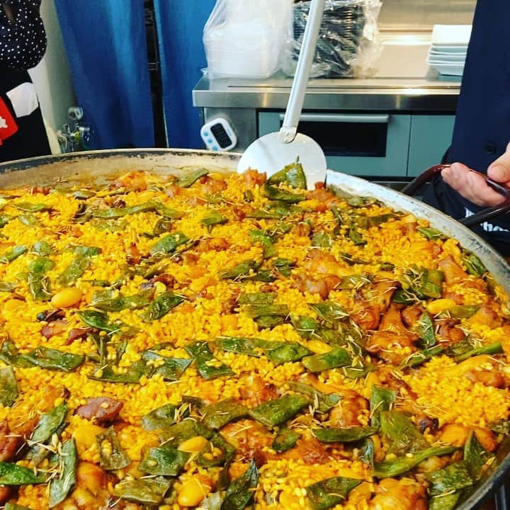 カワハラユキコのインスタグラム：「【バレンシア風肉パエリア/Valencia-style meat paella】 🇪🇸 もうひとつ作っていただいたのは、うさぎ肉と鶏肉の、本場バレンシア風パエリア。パエリアってホントは少量を薄く広げて作るのがベストな味だと個人的には思うけど、やっぱこの大量仕上げは見た目的には迫力だよねえ。 🇪🇸 【オラ！スペインごはん祭」in 主に高円寺】 ・ ⭐︎9/4～10/18 ミニ個展「オラ！スペイン温泉」 ＠「小杉湯」玄関ギャラリー(小杉湯営業時間:平日15時30分〜深夜1時45分、土日は朝8時〜深夜1時45分、木曜定休) ・ そのほかのイベントは終了しました。 ・ 書籍とスペイン手ぬぐいをご購入いただいた方には、主に高円寺の協賛スペイン料理店をおトクに楽しめる「スペインチケット」をプレゼント中です(書籍事前購入の方も対象です。上記の書籍販売箇所でその旨おしらせください)。関係各所で配っている「スペインMAP」を手にお楽しみください。Vamos！ 🇪🇸 #オラスペイン旅ごはん #スペインごはん祭 #スペイン  #スペイン料理  #スペイン旅行  #スペイン語  #食べ物グラム #spain #foodie #食いしん坊 #スペインごはん #高円寺 #高円寺グルメ #パエリア #小杉湯となり #paella」