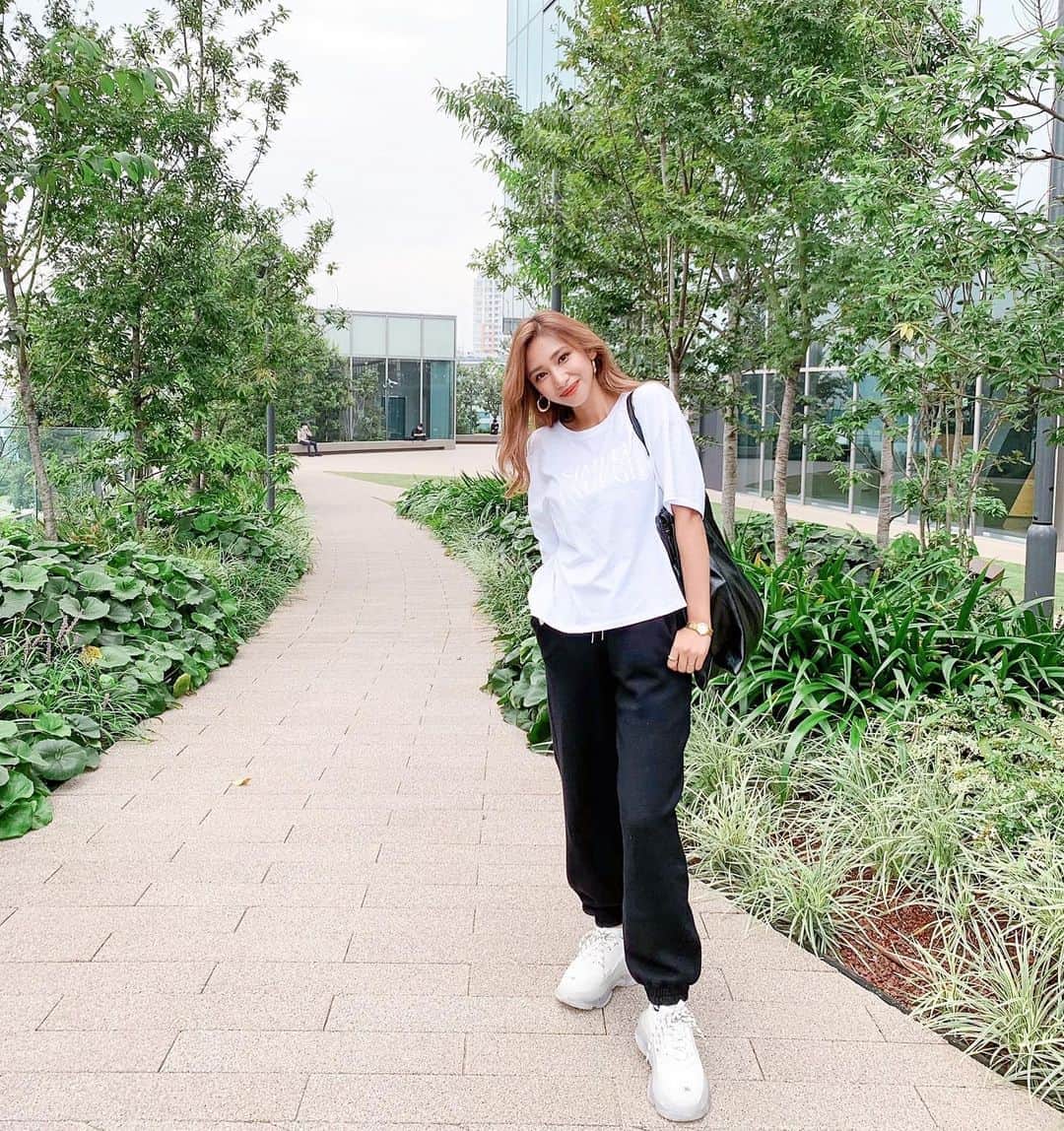 新井ニーニャのインスタグラム：「🍃﻿ ﻿ ﻿ 月曜日は定例MTG👩🏼‍💻﻿ ﻿ 今年が始まったと思ったらコロナになり﻿ 夏が来たと思ったら秋が来て﻿ あっという間に寒くなり﻿ もう年越しまであと丸3ヶ月を切ったよね🤦🏼‍♀️﻿ ﻿ 1人で仕事をしていると﻿ 全てにおいて有限だけど﻿ 誰かと話すだけで全てが無限になるなと。﻿ ﻿ 時間もアイディアも、仕事も、﻿ 新しいものを常に生み出して﻿ 沢山発信して、キャッチして、飛ばして﻿ ﻿ 自分が想像できることは﻿ 必ず実現出来ることだから、やるのみ🔥﻿ ﻿ 『出来ない』﻿ 『自信がない』﻿ 『時間がない』﻿ 『お金がない』﻿ じゃなくて『やる』🙋🏼‍♀️﻿ ﻿ スピード力を持って﻿ もっともっと集中して﻿ がんばろう❤️﻿ ﻿ ﻿ 今日の#コーデ 🌿﻿ ﻿ Tシャツもニットパンツも﻿ バッグも @zara  靴は　@balenciaga  ﻿ camera by @mami_oran_  ﻿ ﻿ #ママ #ママコーデ #ママ起業家 #ママ社長 #働くママ #スニーカーコーデ #モノトーンコーデ #白スニーカー #白スニーカーコーデ #バレンシアガ #balenciaga #balenciagatriples #triples #balenciagaclearsole #バレンシアガトリプルs #トリプルs #トリプルsクリアソール #スニーカー #モノクロ #白黒 #シンプルコーデ #思考は現実化する」