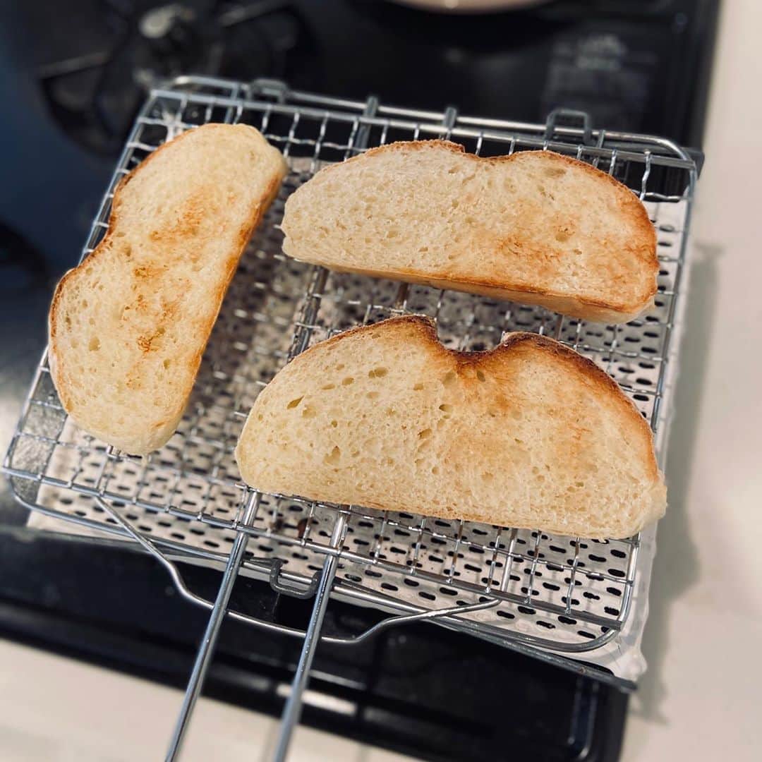 黛英里佳さんのインスタグラム写真 - (黛英里佳Instagram)「﻿ 初めてカンパーニュを焼いてみました🥖﻿ ﻿ ホームベーカリーで一次発酵までするから楽ちん😁﻿ ﻿ 見た目はイマイチですが😂網で焼いてサンドイッチに🥪﻿ ﻿ 味は😋🙌💕﻿ ﻿ #カンパーニュ#サンドイッチ#手作りパン#ホームベーカリー#🥪」10月5日 16時57分 - erikamayuzumi_official