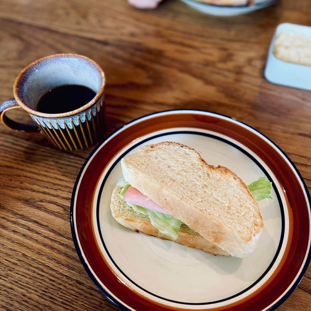 黛英里佳さんのインスタグラム写真 - (黛英里佳Instagram)「﻿ 初めてカンパーニュを焼いてみました🥖﻿ ﻿ ホームベーカリーで一次発酵までするから楽ちん😁﻿ ﻿ 見た目はイマイチですが😂網で焼いてサンドイッチに🥪﻿ ﻿ 味は😋🙌💕﻿ ﻿ #カンパーニュ#サンドイッチ#手作りパン#ホームベーカリー#🥪」10月5日 16時57分 - erikamayuzumi_official