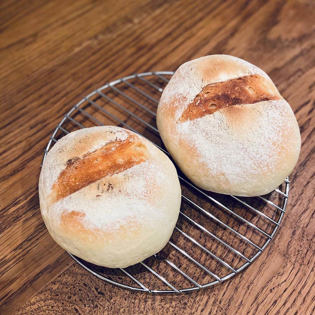 黛英里佳さんのインスタグラム写真 - (黛英里佳Instagram)「﻿ 初めてカンパーニュを焼いてみました🥖﻿ ﻿ ホームベーカリーで一次発酵までするから楽ちん😁﻿ ﻿ 見た目はイマイチですが😂網で焼いてサンドイッチに🥪﻿ ﻿ 味は😋🙌💕﻿ ﻿ #カンパーニュ#サンドイッチ#手作りパン#ホームベーカリー#🥪」10月5日 16時57分 - erikamayuzumi_official
