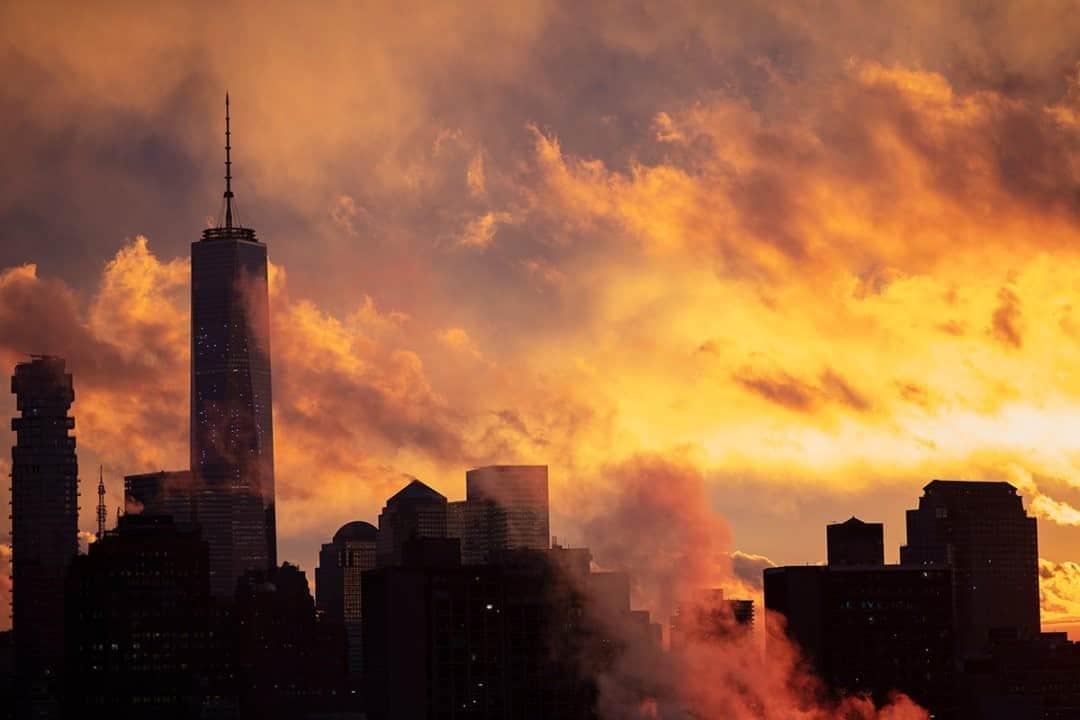 National Geographic Travelさんのインスタグラム写真 - (National Geographic TravelInstagram)「Photo by Matt Borowick @mborowick / This is one of the most wild sunsets I can remember seeing in the last few years over downtown New York City. Please follow @mborowick for more pictures like this. #nyc #urban #adventure #sunset #beautiful」10月5日 17時08分 - natgeotravel