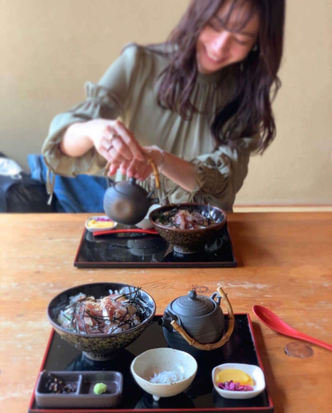 伊藤沙織のインスタグラム：「ちーちゃん @inohanachihiro と伊豆旅行に来ています♨︎ 途中、熱海で降りてランチ🐟鯵とほっけが美味しすぎた🤤旅館は @itoma_travel に掲載されているところをチョイス♨︎ 最寄駅が緑に囲まれて自然溢れた場所で、空気がとっても美味しい〜🌿🌿🌿 . #伊豆旅館 #itoma」