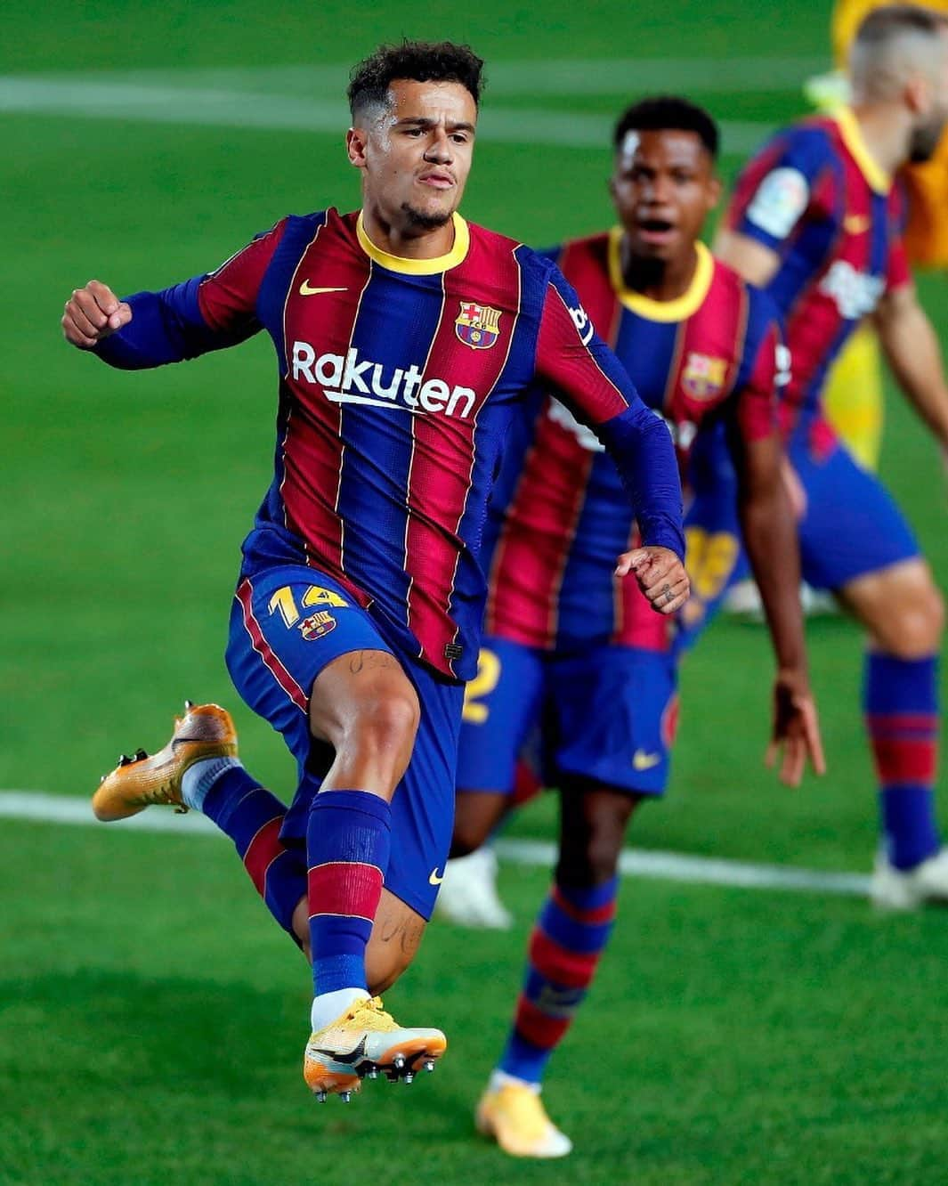 LFPさんのインスタグラム写真 - (LFPInstagram)「😍⚽️ Score again in #LaLigaSantander is #MondayMotivation!  😍⚽️ ¡Marcar de nuevo en #LaLiga Santander es un buen #MondayMotivation!  #Coutinho #Barça #BarçaSevillaFC #HayQueVivirla #YouHaveToLiveIt」10月5日 16時59分 - laliga