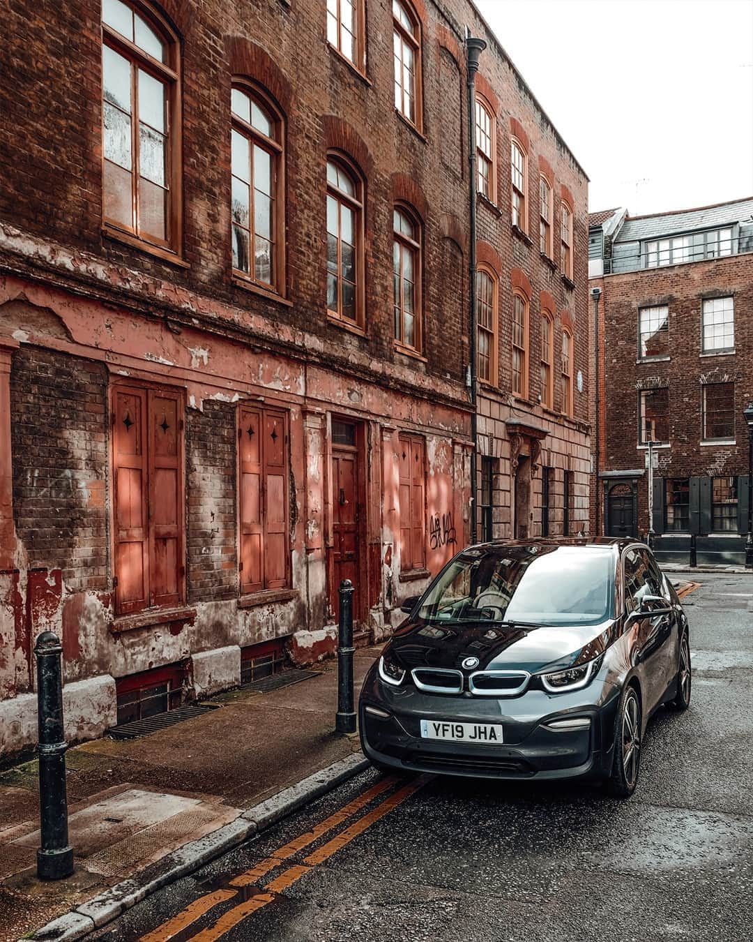BMWのインスタグラム：「Looking ready to rock the day.  The BMW i3.  #THEi3 #BMWi #i3 @sohohouse @liolaliola @bmwgroupculture @bmwi __ BMW i3 (120 Ah): Energy consumption in kWh/100 km (combined): 13.1. CO2 emissions in g/km (combined): 0. Further information: www.bmw.com/disclaimer.  	 Acceleration (0-100 km/h): 6.9 s. Power: 125 kW, 170 hp, 250 Nm. Top speed (limited): 160 km/h.」