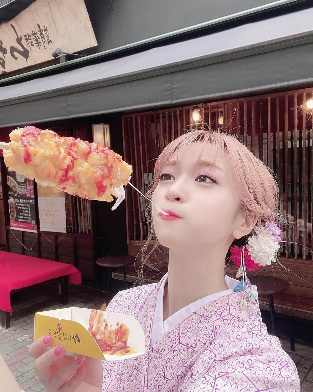 新部宏美さんのインスタグラム写真 - (新部宏美Instagram)「I ❤️ #ハットグ 🧀🧀🧀 * アリランが1番好き🥰 京都で見つけて買わずにはいられなかったよー😭💕 * 好きすぎてケチャップかけながら歌ってたみたい☺️ㅋㅋ * * 🐷 * * #ポテトレーラ#アリランホットドッグ#アリラン#ホットドッグ#チーズ#チーズボール#チーズハットグ#京都#京都グルメ#韓国グルメ#京都散策#着物#着物ヘア#着物コーディネート#핫도그#치즈핫도그#치즈#치즈케이크」10月5日 17時05分 - piromin_1202