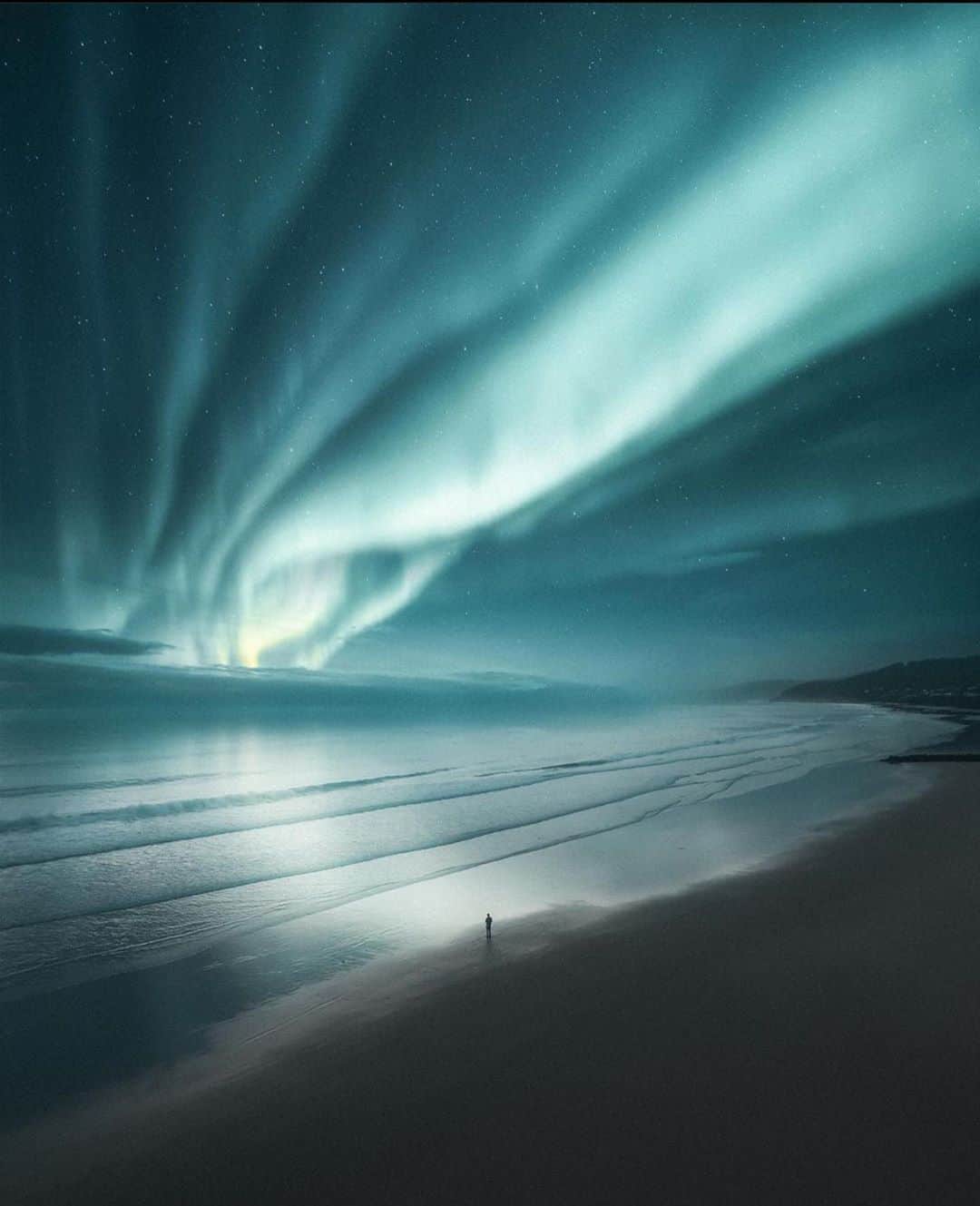 Canon Photographyさんのインスタグラム写真 - (Canon PhotographyInstagram)「Peaceful nights  Digital art // @tomnoske  Curated by @henry.nathan  #digitalart #aurora #beach #nightsky #ocean」10月5日 17時05分 - cpcollectives