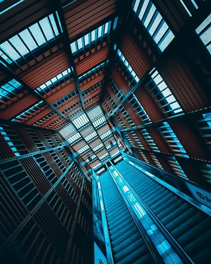 Canon Asiaのインスタグラム：「Make the ordinary different. Photography pro-tip: when capturing something as linear as architectures, remember to utilise leading lines to your advantage like this beautiful shot by @zphotography.my . 📷 Image by @zphotography.my using the Canon EOS M50 • EF-M 15-45mm f/3.5-6.3 IS STM • f/5.6 • ISO 200 • 24mm . Got a stunning shot you're proud of? Tag them with #canonasia or submit them on My Canon Story, link in bio! . #canonasia #photography #explore #composition #colours #canon #symmetry #lens #inspiration #subject #architecture #architecturephotography #colours」