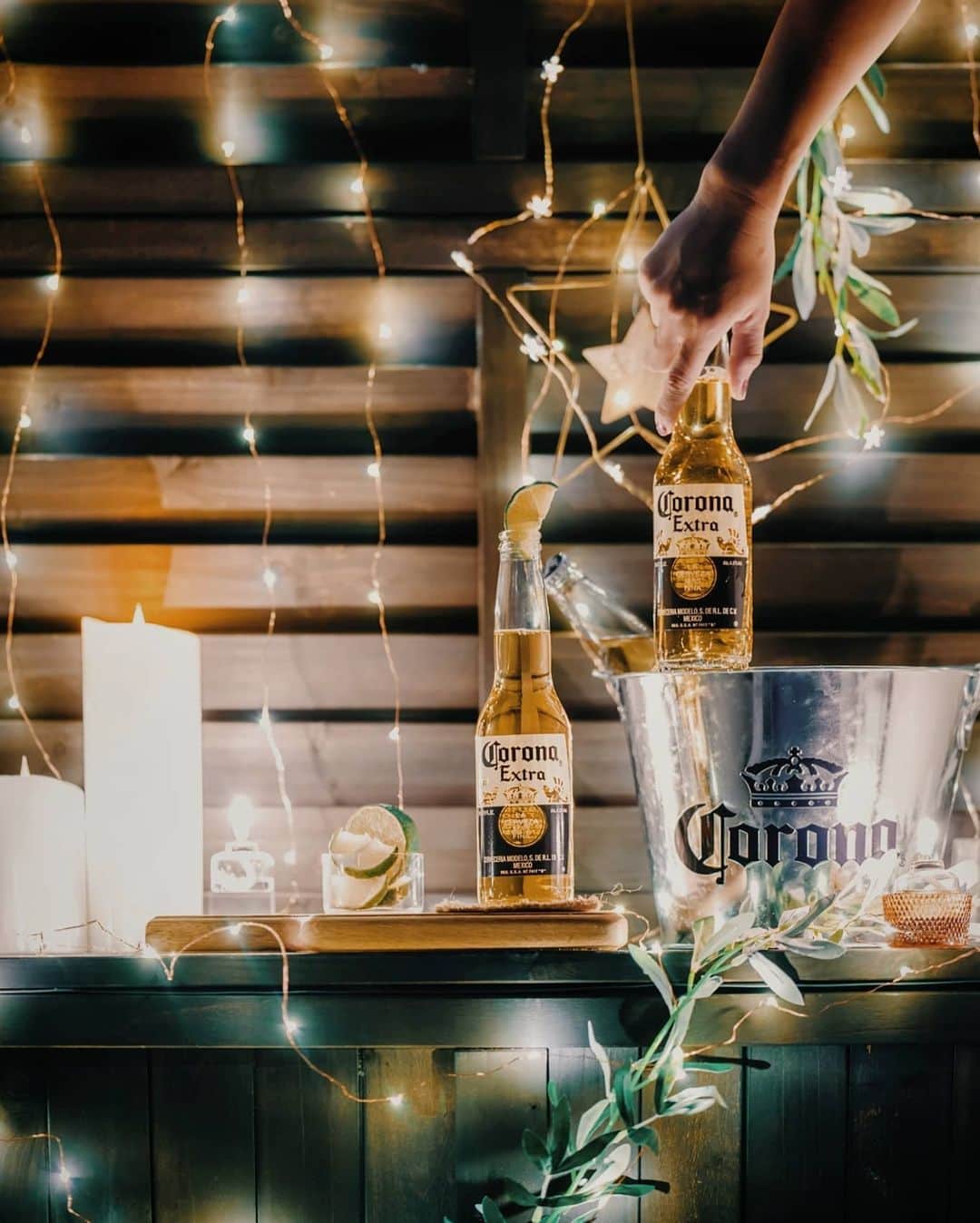 6151のインスタグラム：「CORONA URBAN PARADISE｜コロナビールとベランピングでチルな夜  バケツで冷やしたコロナビールに ライムを搾ると 秋の空気と混じっていい香り。  ベランダで好きな音楽を聴きながら おうち時間をゆっくり楽しむ✨ 10月の気温が心地よい東京の夜です。  今日も一日おつかれさま。 みんなもどうか良い夜を🌙  #コロナビール #パラダイスはすぐそばに #Supported」
