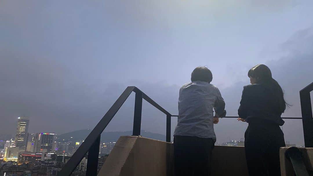 ペ・ドゥナさんのインスタグラム写真 - (ペ・ドゥナInstagram)「박현석 감독님.  감사합니다, 또 감사합니다..👉🏼♥️👈🏼 #비밀의숲2」10月5日 17時16分 - doonabae