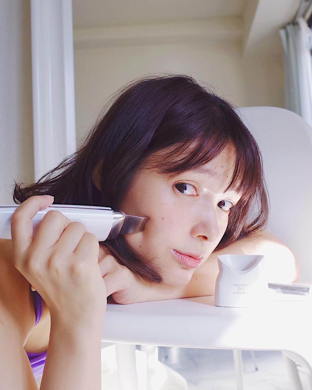 のインスタグラム：「▶︎秋に向けて、自宅で本格セルフスキンケア✨ : : 実は秋って、夏に受けたダメージが一番肌にでやすい季節なんです🤭💦 黒ずみやザラつき、くすみも秋が感じやすいのだそう🤔🍁 : : 私も夏の終わりから、毛穴とザラつきが気になって色々と試してみていて、 前からananやVoCEで気になっていた  @roserine_official のアクアリフトピーリングをとりいれてみました 💆🏼‍♀️🎶 : : お洒落なデザインにこの1台で3役 ✨ 自宅で簡単にエステサロンのようなスペシャルケアができるんです👏🏻💕 : : 特にお気に入りはリフトモードのEMS機能 ✨お顔の筋トレってなかなか難しいですもんね✨ : : 私は、週に2回のピーリングモード、 モイストモードとリフトモードはほぼ毎日。 たった5分でケアできるのでお風呂上りにおすすめ☺️✨ : : お肌はお手入れしてあげると、 いつも素直に応えてくれるので本当に感謝しないとですね 🙏🏻✨ : : 夏に酷使させてしまったお肌の為に 秋はたっぷりケアをしてあげようと思います💕☺️ : : : 今日もお疲れ様でした🌟 ┈┈┈┈┈┈┈┈┈┈┈┈┈┈┈┈┈┈┈┈ ▼に美顔器の説明を載せておきますね🙏🏻 : ・ダブルピーリングモード 水と超音波の力で毛穴に詰まった汚れを浮かしだし、吹き飛ばします。 刺激の強い薬剤は使わず、水だけでピーリングできるから、肌にやさしい✨ : : ・ダブルモイストモード 手塗りと比較して17.3倍の浸透力で、角質層の隅々まで美容液を届けます。  ・ダブルリフトモード パワーアップしたEMSモードで、お肌を引き締めます。 : : ┈┈┈┈┈┈┈┈┈┈┈┈┈┈┈┈┈┈┈┈ #ロゼリーヌ  #アクアリフトピーリング  #ピーリング」