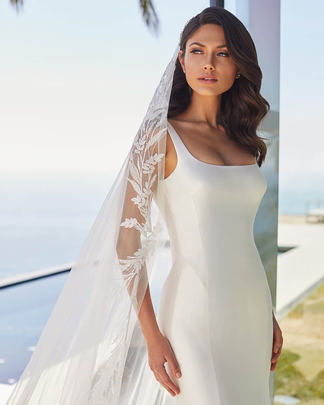 Pronoviasさんのインスタグラム写真 - (PronoviasInstagram)「An unique bridal look in sheeny Mikado. Meet June and its  figure-enhancing mermaid cut. Book now your appointment on the link in bio. #Pronovias #PronoviasPremiere」10月5日 17時14分 - pronovias