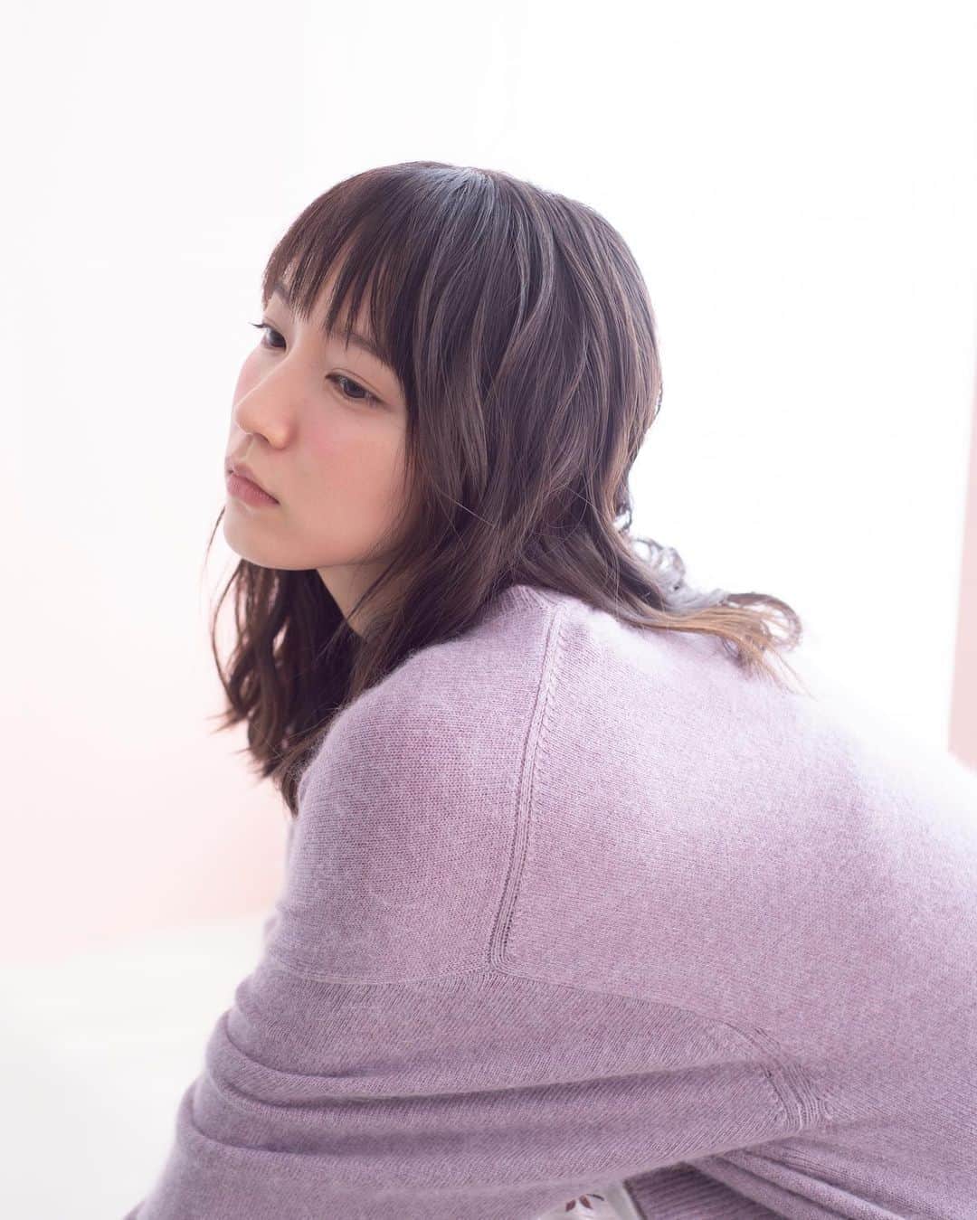 花盛友里のインスタグラム：「Shooting for @mercuryduo_com   Mercuryduoのムック本表紙と巻頭撮影させてもらいました。 ひっさしぶりの里帆ちゃん、やっぱり可愛いいいい♡」