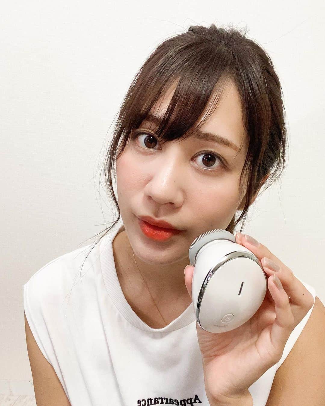のインスタグラム：「: #スキンケア 最近は洗顔のときに、 ビープロの電動洗顔ブラシを使い始めたよ☻ : 今まではメイクで何とかしようと思ってたり、 洗顔で汚れが取れてると思ってたけど、 繰り返すニキビや肌荒れもあって、 スキンケアの大事さを感じて、 普段の洗顔では取れない汚れも 落としてくれるビープロ。 : 化粧水をしっかり浸透させるためにも、 洗顔って大切だし、これ1台で、 ・電動洗顔 ・温熱ケア ・振動による高速パッティング が出来ちゃうよ👍 : しかも！使い終わった後の美顔器の お手入れも、お水で洗い流すだけ！ だから、毎日使うのもおっくうにならない！ 面倒臭がりなので(笑)、 継続できるかって私の中で重要！ : 興味ある方はぜひチェックしてみてね♪ @taiga_press : #PR#ビープロ #beapro #美顔器 #電動洗顔ブラシ #クレンジング #コードレス #洗顔ブラシ #スキンケア #アラサー美容#トリドリベース」