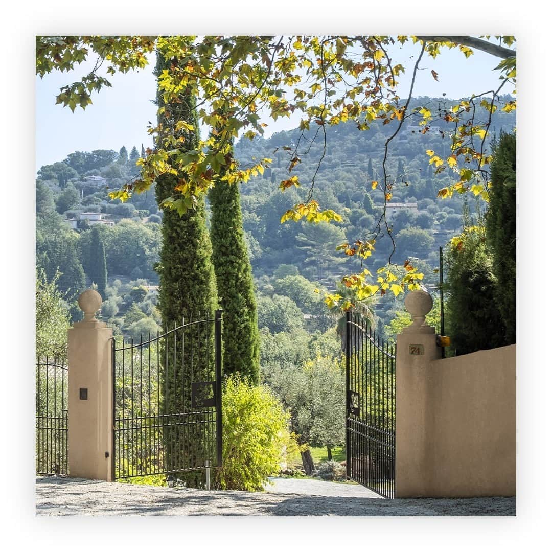 Lancôme Officialさんのインスタグラム写真 - (Lancôme OfficialInstagram)「Welcome to Domaine de la Rose by Lancôme! The brand steps foot in Grasse, the world’s perfumery capital located in the South of France by acquiring an estate where the brand will cultivate organic Centifolia roses and other emblematic plants of the region. #DomaineDeLaRoseByLancome #Grasse​」10月5日 17時34分 - lancomeofficial