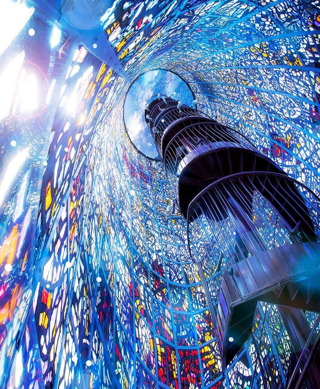 のインスタグラム：「. The Symphonic Sculpture is like a kaleidoscope of shimmering colors, giving visitors a spellbinding view as they climb up the spiral staircase in the stained-glass tower. #UncommonOctober  まるで万華鏡の中にいるかのような #幸せをよぶシンフォニー彫刻 ✨ 螺旋階段で登るステンドグラスの塔は圧巻です👀 . . Photo by @mitsut830 Post your memories with #FlyJAL  #JapanAirlines #japan #hakone #art_of_japan_」