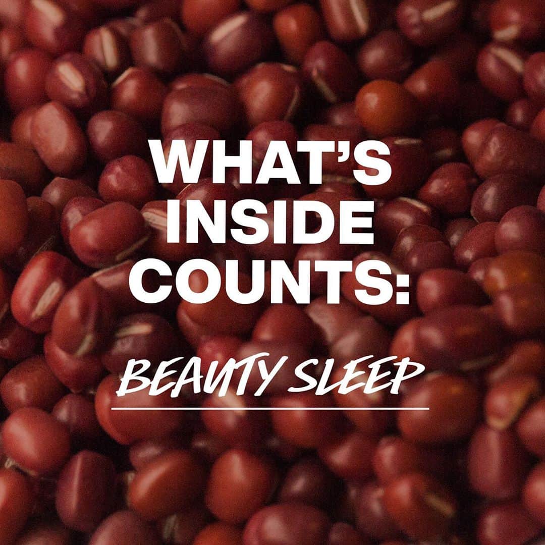 のインスタグラム：「What’s inside counts: Beauty Sleep is bursting with beneficial ingredients to brighten your complexion and soothe you into a restful night’s sleep...  🥥 Coconut oil hydrates the skin 🌰 Ground aduki beans add gentle brightening exfoliation ⛰️ Kaolin clay to cleanse the skin and absorb excess oil  It’s been a bit sleepy round here, but it’s time to wake up these algorithms 😴 Here we will let you know when we are sharing exciting updates across the #LushCommunity. Sign up (link in our bio) to ensure you never miss the latest launch, an exclusive product drop or your chance to vote for the products you want to see next…」