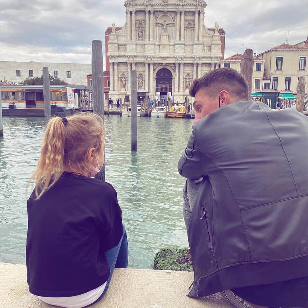 ミケーレ・カンポレーゼのインスタグラム：「#Venice#family#bellegiornate#laguna#cittaincantata#babboefiglia#picoftheday#love」
