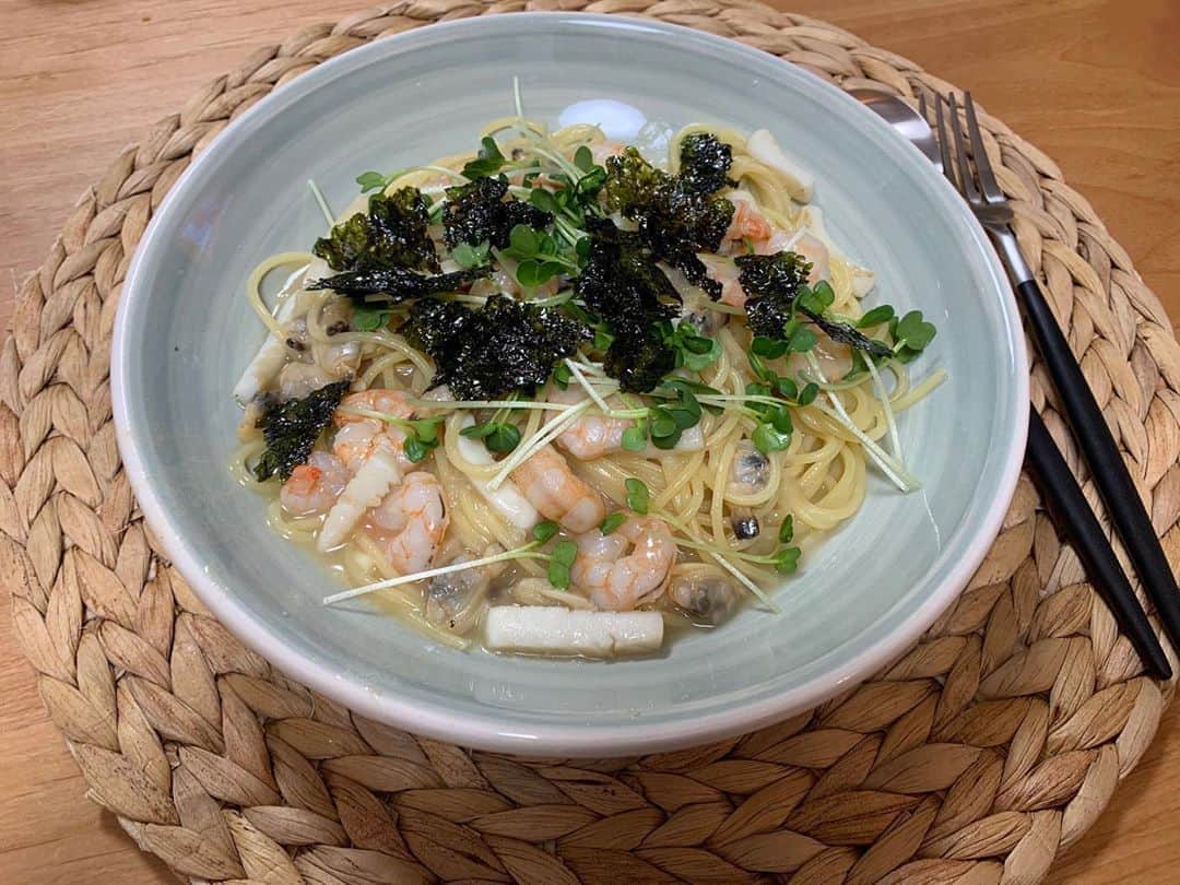 HISANAさんのインスタグラム写真 - (HISANAInstagram)「👨🏻リクエストのいつものパスタ🍽  お出汁をかえてよかったけど、ニンニク少なすぎたかなぁ🤔 なかなかお店のみたいに作れん🥺  でも何食べたい？って聞いて、それを作って美味しいと食べてもらえるって嬉しいことですね😋 #おうちごはん#タパス風スパゲッティ」10月5日 17時31分 - hisana22
