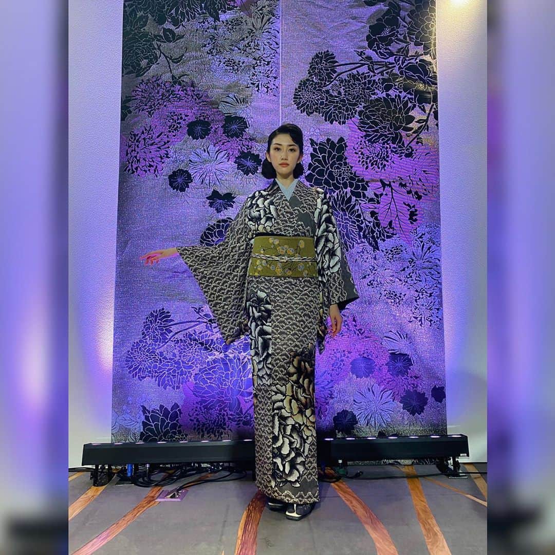 黒田瑞貴のインスタグラム：「JOTARO SAITO KIMONO Style Collection 2021SS JOTAROさんの着物はいつもかっこ良い女性にさせてくれます❤️ #jotarosaito #KIMONO #着物 #japaneseculture #fashion  #instafashion #ginzasix」