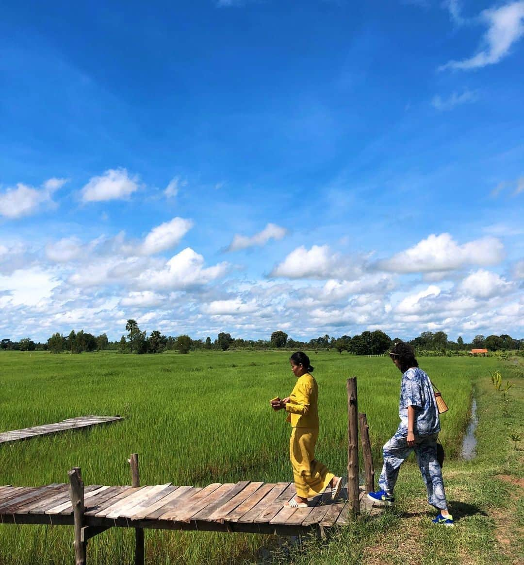 Amata Chittaseneeさんのインスタグラム写真 - (Amata ChittaseneeInstagram)「September 2020 Buriram Diary 📔 บ้านตาลอง อ. สตึก แม่เมือง กลุ่มทอผ้าไหมย้อมสีธรรมชาติ จังหวัดบุรีรัมย์ 🌾 แม่เมืองพาพวกเราเก็บวัตถุดิบสีจากเปลือกสะเดา สาบเสือ สอนการย้อมผ้าจากผักสวนครัว :) เอกลักษณ์ ของชุมชนนี้ สีของผ้าออกโทนเหลืองๆ น่ารักดี ไม่เน้นการทอมัดหมี่มากหนัก  และยังขาดการแปรรูปผ้าให้ทันสมัยและช่องทางการขายอยู่🌼 ใครที่สนใจเรียนรู้หรืออยากลงพื้นที่แนะนำแม่ๆ ทางทีนี้ยินดีมากๆค่ะ 😊 ขอบคุณแม่เมืองและทุกคนสำหรับความรู้ใหม่ๆที่เรามาแลกเปลี่ยนกัน กิกิ พวกเราพกหม้อไปเองกันด้วย โชว์การทำ bundle dye ทุกคนสนุกสนาน #pearypiewearsthaifabric #buriram #Thailand」10月5日 17時32分 - pearypie