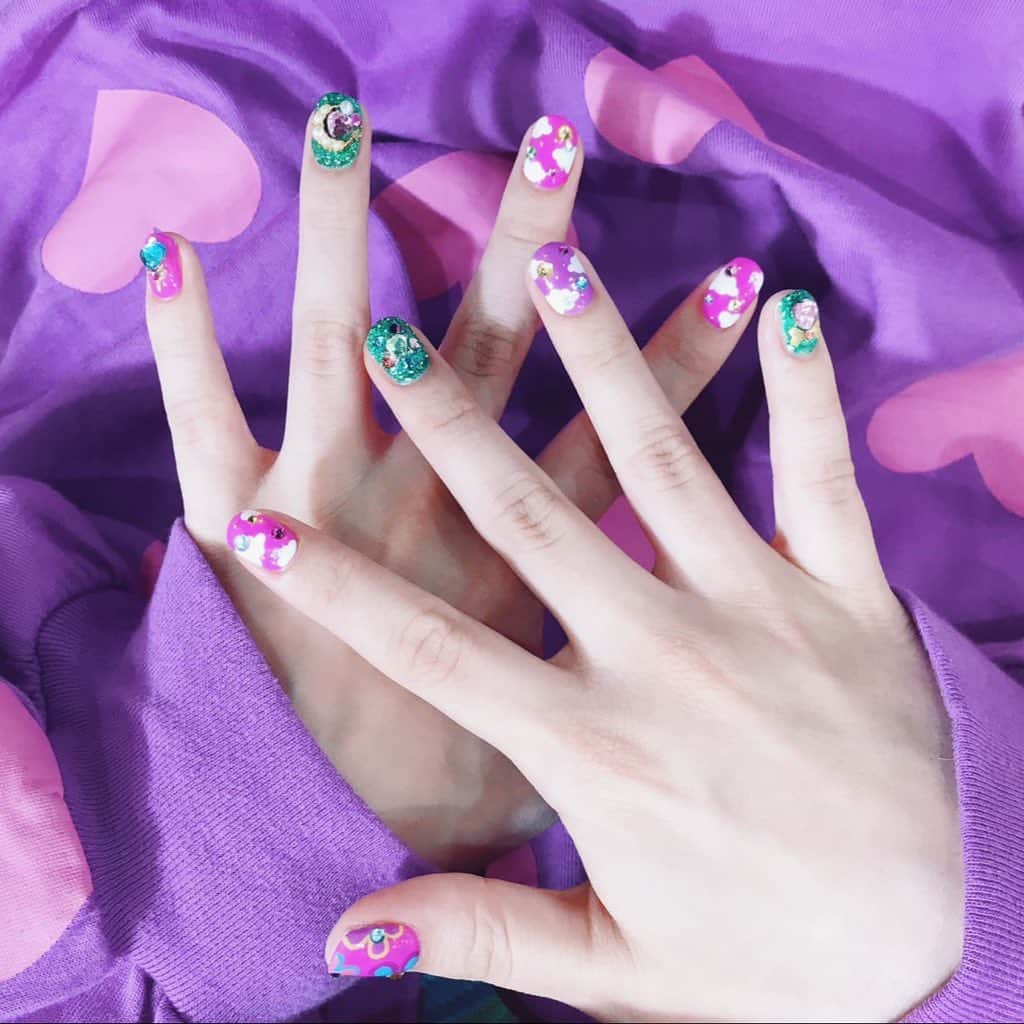 なかやまちえこさんのインスタグラム写真 - (なかやまちえこInstagram)「colorful pop♡⠀ ⠀ #nail #nails #nailart #ネイル #美甲 #ネイルアート  #japanesenailart #manucure #japanesenails #manicurist #gelnails #أظافر #네일아트 #미용 #vẽmóng #ngườiđẹp  #เพ้นท์เล็บ #искусствоногтя #artedeuñas #เพ้นท์เล็บเจล #ジェルネイルデザイン #ネイルデザイン #senikuku #nagelkunst #popnails #colorfulnails #カラフルネイル #個性派ネイル #紅林大空 ちゃん⠀ 施術は @aby_sharenail にて。」10月5日 17時42分 - chiekonakayama