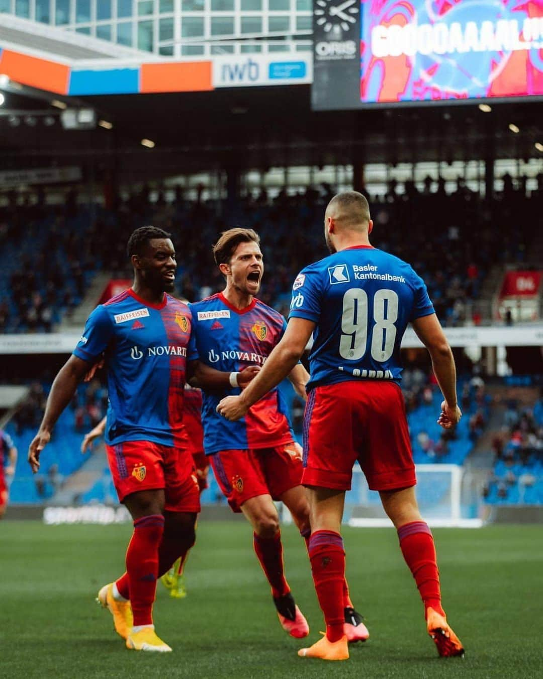 ヴァレンティン・シュトッカーのインスタグラム：「Großes Dankeschön an alle Fans im Stadion - ihr habt uns gestern zum Sieg getragen 🔥💙❤️ #VS14 @fcbasel1893」