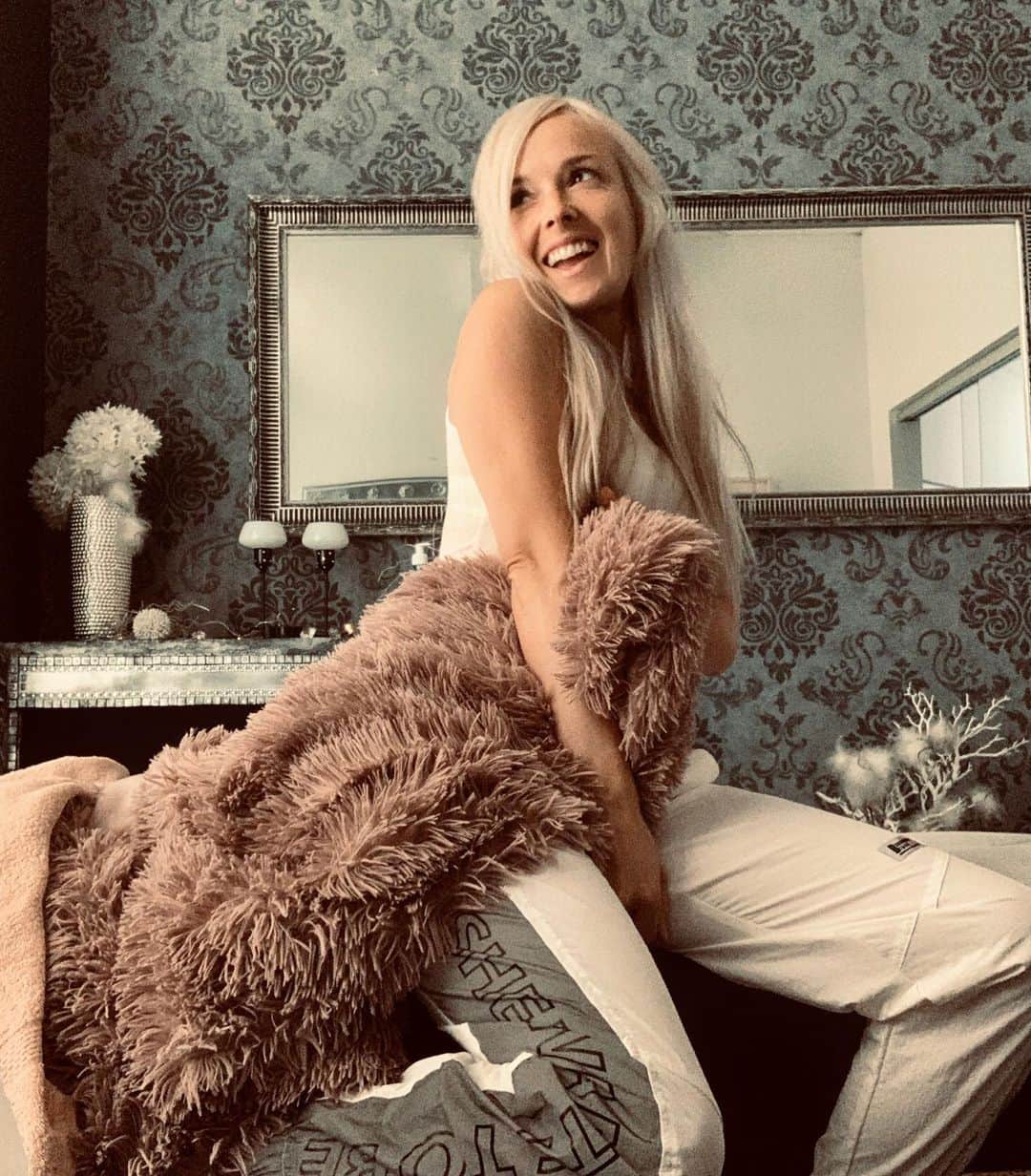 Nika Kljunのインスタグラム：「When you are so relaxed, that you just zone out into your own world, and forget about everything else! 🧖🏼‍♀️😌✨☮️ . Thank you so much for your hospitality, @beladonna.bioresonanca 🙏🏼! If you are ever in Slovenia 🇸🇮, be sure to check out @beladonna.bioresonanca for the best experience and care👌🏼 . As dancers, we truly are athletes. It’s so important to care for our bodies, so that we can be healthy, operate to the best of our ability, and encourage longevity 🦋🔑🔋💪🏼. . I received a “lymphatic drainage” massage treatment from @beladonna.bioresonanca . This therapeutic treatment is so good for you. It helps to rid the body of toxins and waste materials, and increases the flow of lymph (a crucial part of our immune system/ helps to fight infection) throughout the body. It also helps to purify and regenerate tissue, and so much more. . The experience was amazing, and I felt so relaxed! I highly recommend it to all active people, and anyone who wants to care for their health. . There is so much going on around us, but we can’t pour from empty cups. So, don’t forget to take care of the yourself, too! From the inside, out. ♥️ . #nikakljun #selfcare #relaxyourbody #relaxyourmind #relaxmood #massagetherapy #activelifestyle #dancer #sloveniangirl #lymphaticdrainage #limfnadrenaza #celje」